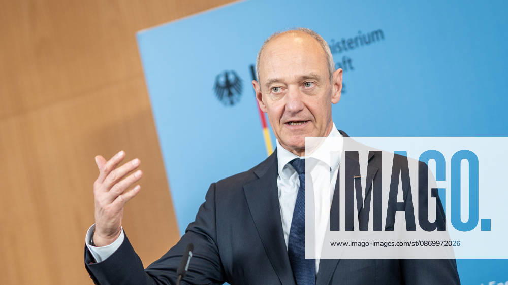 Roland Busch, CEO Siemens AG;Übergabe Standortbericht der Initiative Made for Germany an Bundeswirtschaftsministerin, Berlin Berlin Deutschland BMWI