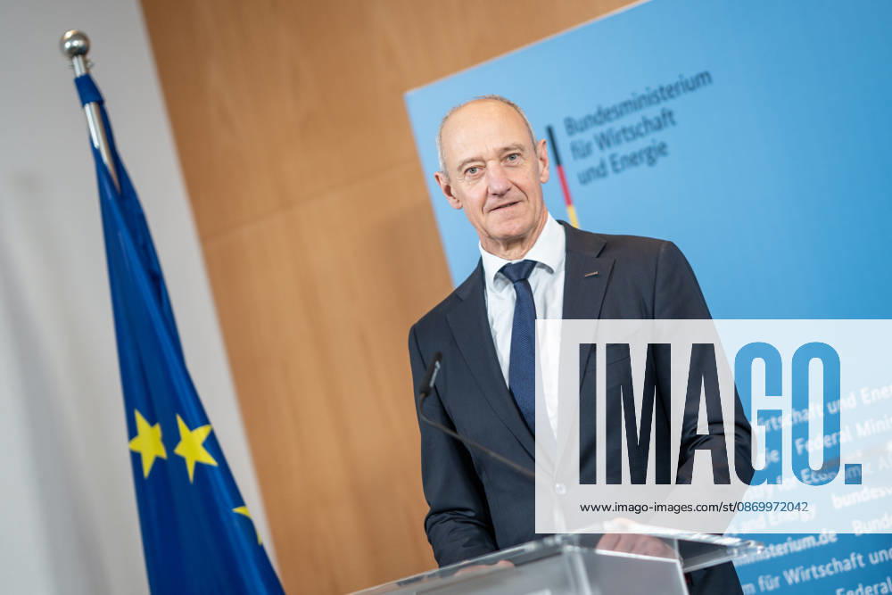 Roland Busch, CEO Siemens AG;Übergabe Standortbericht der Initiative Made for Germany an Bundeswirtschaftsministerin, Berlin Berlin Deutschland BMWI