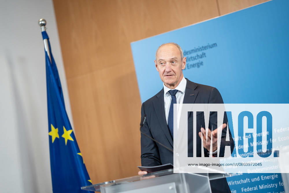 Roland Busch, CEO Siemens AG;Übergabe Standortbericht der Initiative Made for Germany an Bundeswirtschaftsministerin, Berlin Berlin Deutschland BMWI