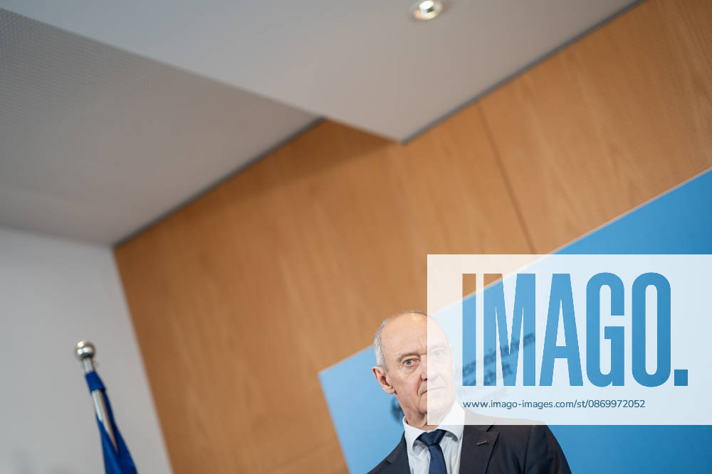 Roland Busch, CEO Siemens AG;Übergabe Standortbericht der Initiative Made for Germany an Bundeswirtschaftsministerin, Berlin Berlin Deutschland BMWI