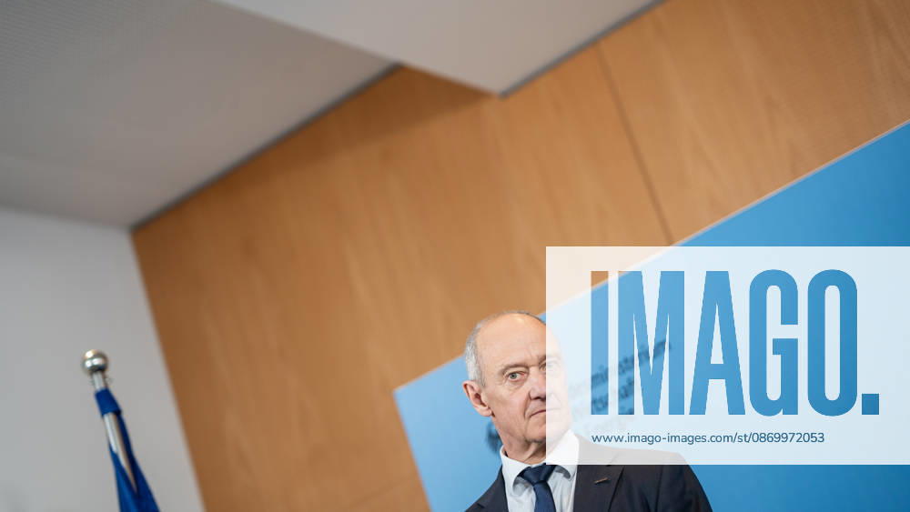 Roland Busch, CEO Siemens AG;Übergabe Standortbericht der Initiative Made for Germany an Bundeswirtschaftsministerin, Berlin Berlin Deutschland BMWI