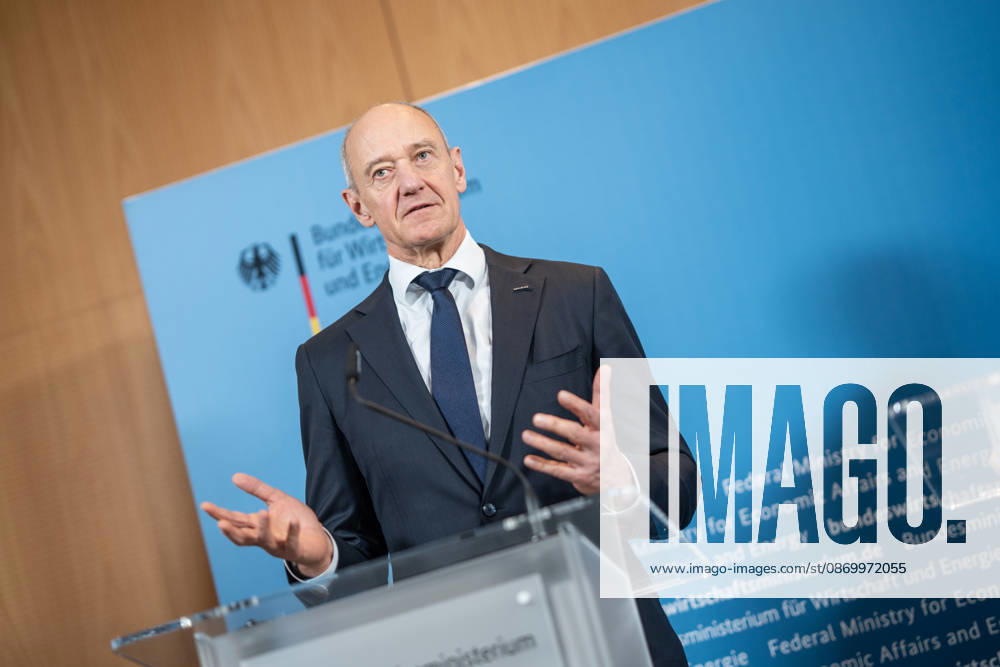 Roland Busch, CEO Siemens AG;Übergabe Standortbericht der Initiative Made for Germany an Bundeswirtschaftsministerin, Berlin Berlin Deutschland BMWI