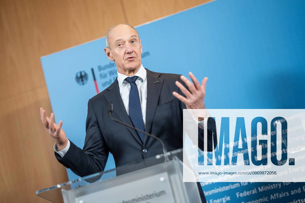 Roland Busch, CEO Siemens AG;Übergabe Standortbericht der Initiative Made for Germany an Bundeswirtschaftsministerin, Berlin Berlin Deutschland BMWI