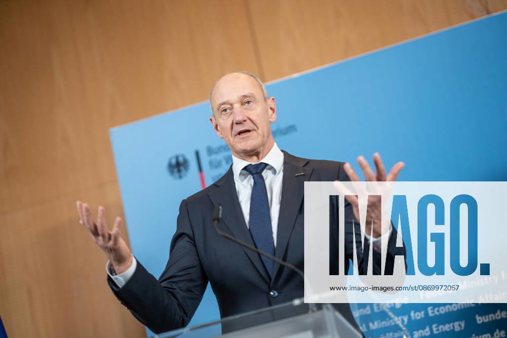 Roland Busch, CEO Siemens AG;Übergabe Standortbericht der Initiative Made for Germany an Bundeswirtschaftsministerin, Berlin Berlin Deutschland BMWI