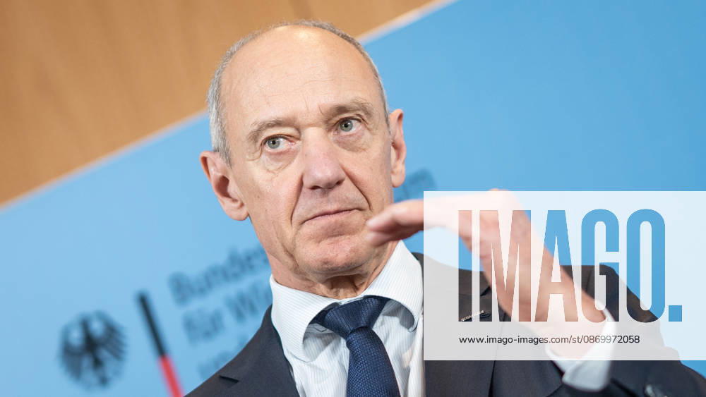 Roland Busch, CEO Siemens AG;Übergabe Standortbericht der Initiative Made for Germany an Bundeswirtschaftsministerin, Berlin Berlin Deutschland BMWI