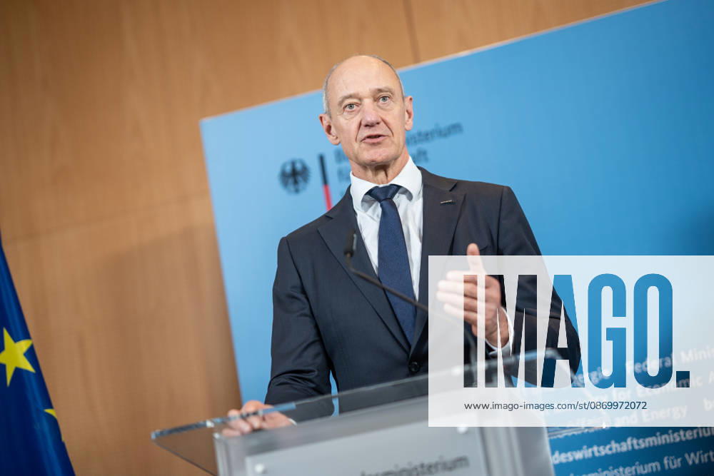 Roland Busch, CEO Siemens AG;Übergabe Standortbericht der Initiative Made for Germany an Bundeswirtschaftsministerin, Berlin Berlin Deutschland BMWI