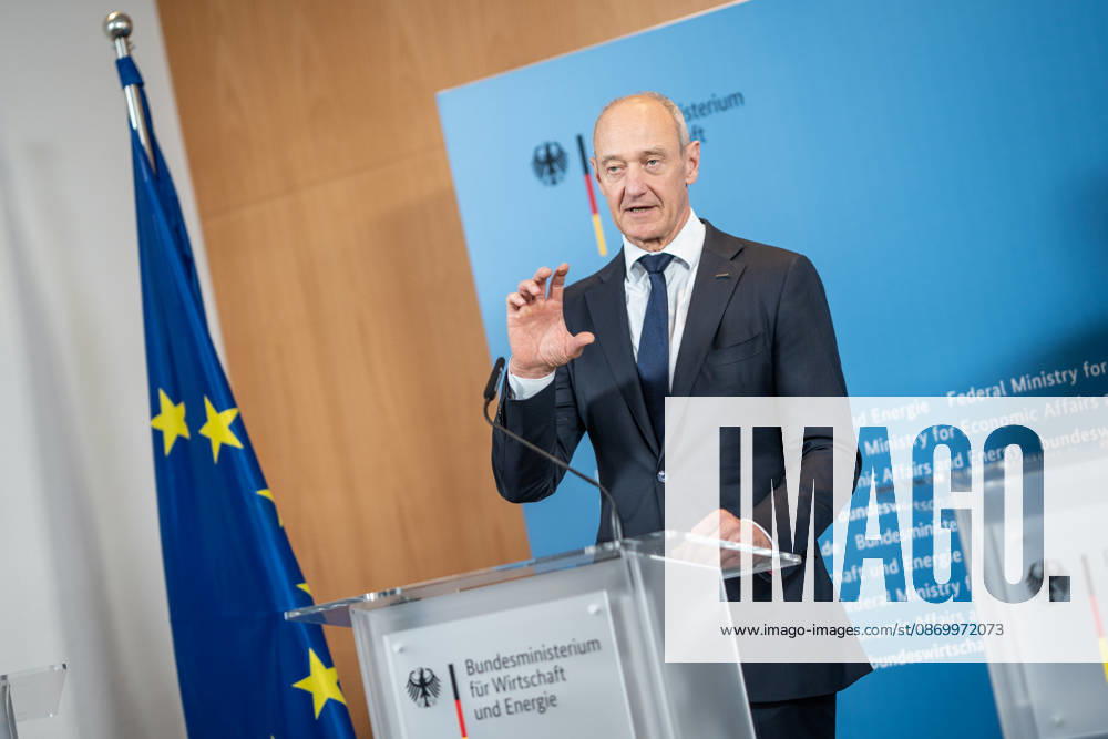 Roland Busch, CEO Siemens AG;Übergabe Standortbericht der Initiative Made for Germany an Bundeswirtschaftsministerin, Berlin Berlin Deutschland BMWI