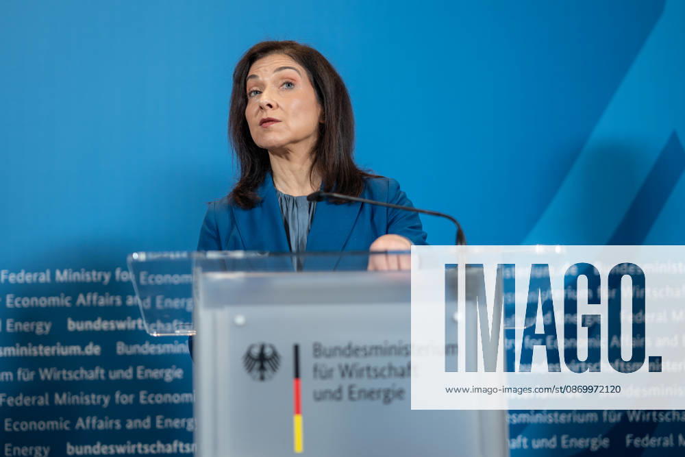Katherina Reiche, Bundesministerin für Wirtschaft und Energie;Übergabe Standortbericht der Initiative Made for Germany an Bundeswirtschaftsministerin, Berlin Berlin Deutschland BMWI