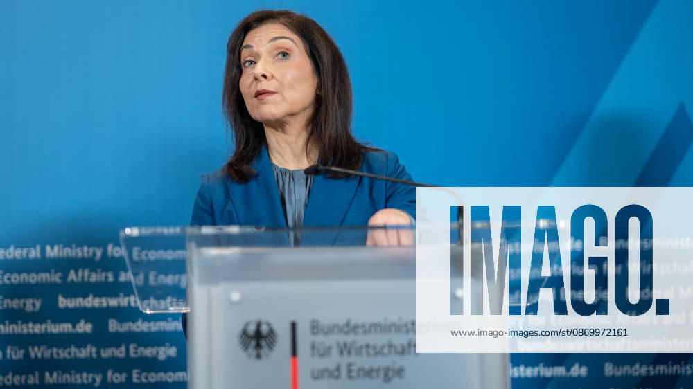Katherina Reiche, Bundesministerin für Wirtschaft und Energie;Übergabe Standortbericht der Initiative Made for Germany an Bundeswirtschaftsministerin, Berlin Berlin Deutschland BMWI