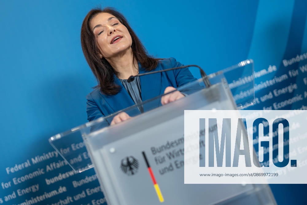Katherina Reiche, Bundesministerin für Wirtschaft und Energie;Übergabe Standortbericht der Initiative Made for Germany an Bundeswirtschaftsministerin, Berlin Berlin Deutschland BMWI