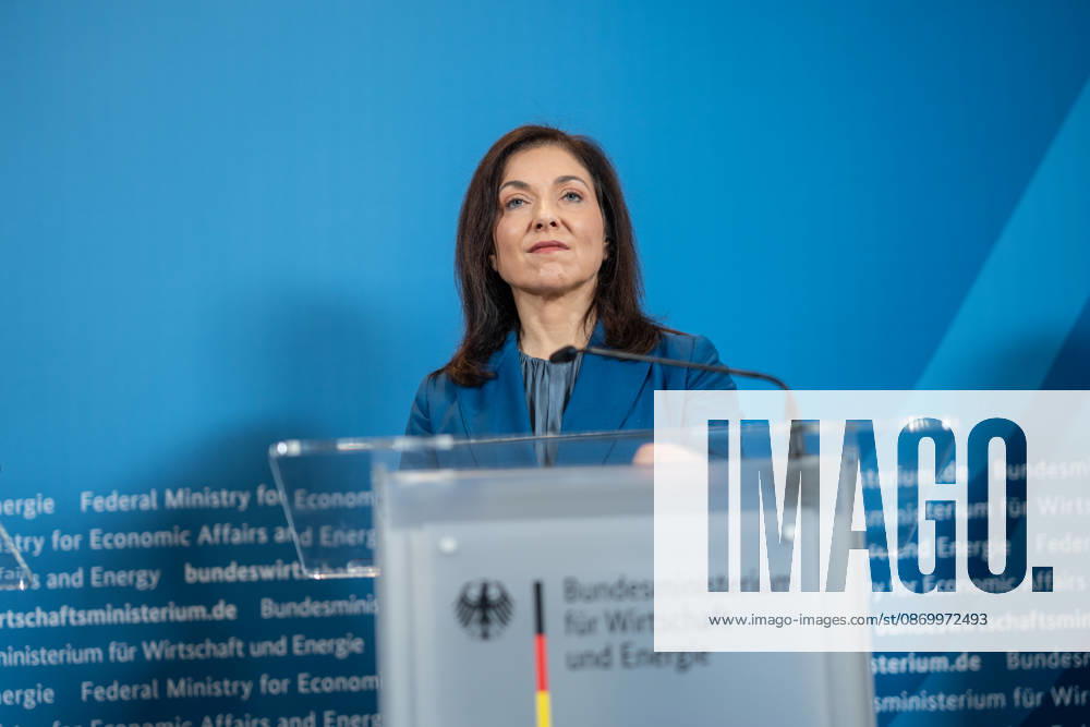 Katherina Reiche, Bundesministerin für Wirtschaft und Energie;Übergabe Standortbericht der Initiative Made for Germany an Bundeswirtschaftsministerin, Berlin Berlin Deutschland BMWI