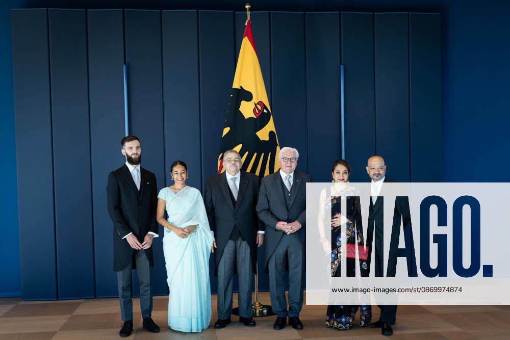 Bundespräsident, Frank-Walter Steinmeier, Akkreditierung von Botschaftern Berlin, Amtssitz am Spreebogen, Bundespräsident, Frank-Walter Steinmeier, Akkreditierung von Botschaftern, Bundeswehr, Botschafter, Mauritius, Joseph Lucien Finette mit Familie Berlin Berlin GER