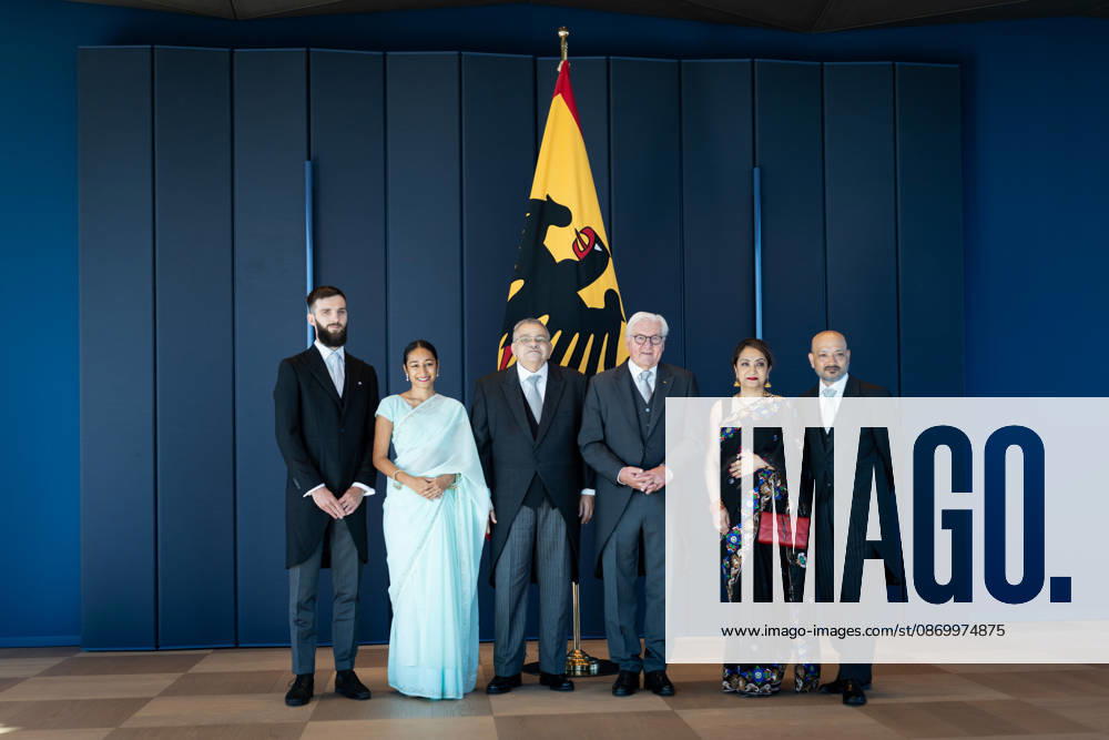 Bundespräsident, Frank-Walter Steinmeier, Akkreditierung von Botschaftern Berlin, Amtssitz am Spreebogen, Bundespräsident, Frank-Walter Steinmeier, Akkreditierung von Botschaftern, Bundeswehr, Botschafter, Mauritius, Joseph Lucien Finette mit Familie Berlin Berlin GER