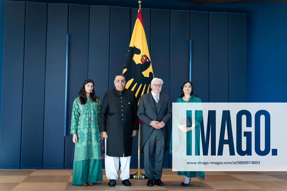 Bundespräsident, Frank-Walter Steinmeier, Akkreditierung von Botschaftern Berlin, Amtssitz am Spreebogen, Bundespräsident, Frank-Walter Steinmeier, Akkreditierung von Botschaftern, Bundeswehr, Botschafter, Pakistan, Salman Sharif mit Frau und Tochter Berlin Berlin GER