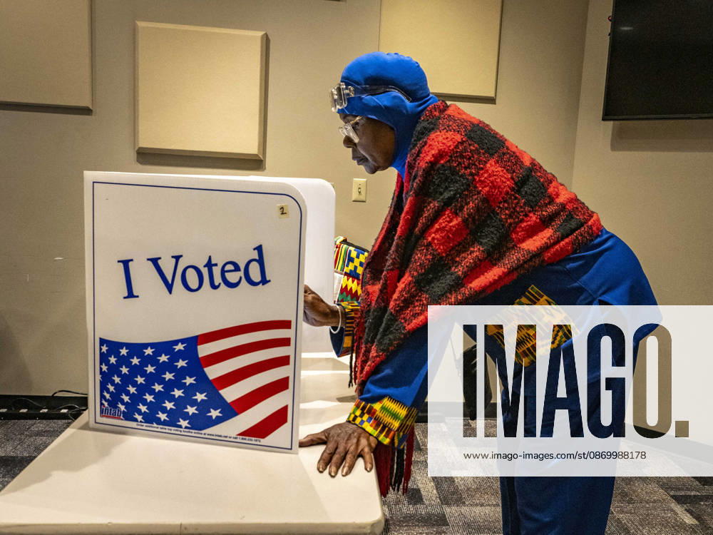 A voter casts her ballot on the first day of early vote in Arkansas. Little Rock USA - ZUMAd155 20261019_znp_d155_009