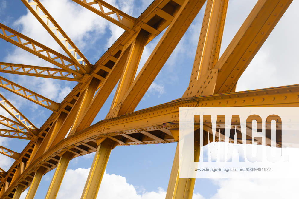 Golden beams of vintage bridge, striking patterns against bright sky Gda?sk, Pomeranian Voivodeship, Poland R_ZUGU261017-2150789-01 ,model released, Symbolfoto ,property released
