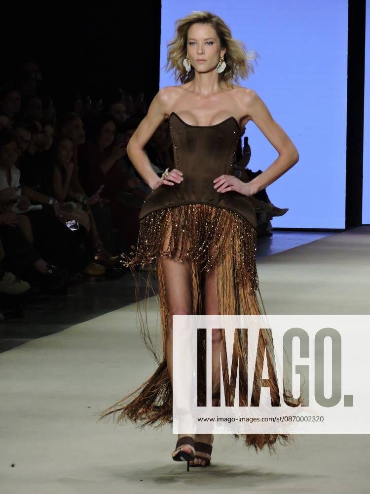 Ammi fashion show at SPFW Sao Paulo (SP), 10 18 2026 - Fashion SPFW Runway - The brand Ammi presents the Forma Viva collection on the last day of Sao Paulo Fashion Week. The brand featured model Isabeli Fontana, whose husband, singer Di Ferrero, was in the audience.(Foto: Leandro Chemalle Thenews2 imago images) ammi fashion show at SPFW