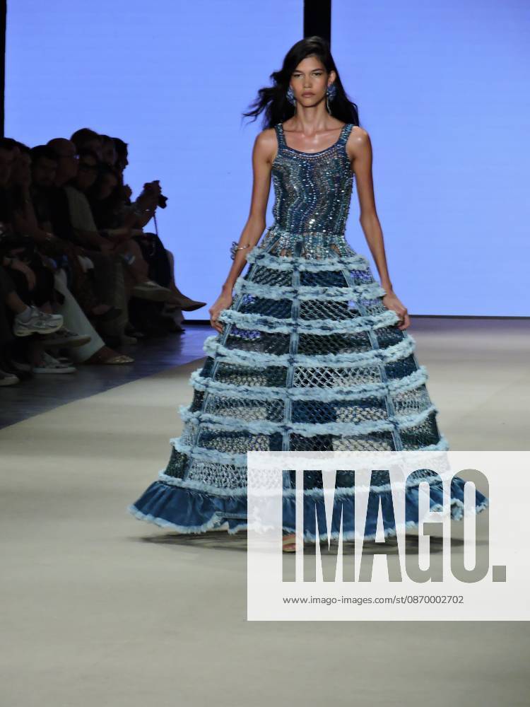Ammi fashion show at SPFW Sao Paulo (SP), 10 18 2026 - Fashion SPFW Runway - The brand Ammi presents the Forma Viva collection on the last day of Sao Paulo Fashion Week. The brand featured model Isabeli Fontana, whose husband, singer Di Ferrero, was in the audience.(Foto: Leandro Chemalle Thenews2 imago images) ammi fashion show at SPFW