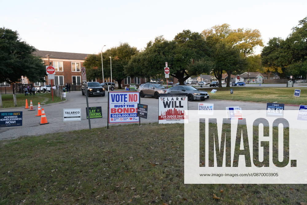 Early voting started in Dallas TX on Monday morning...Samuell Grand Recreation Center, East Dallas. Dallas USA - ZUMAa183 20261019_znp_a183_001