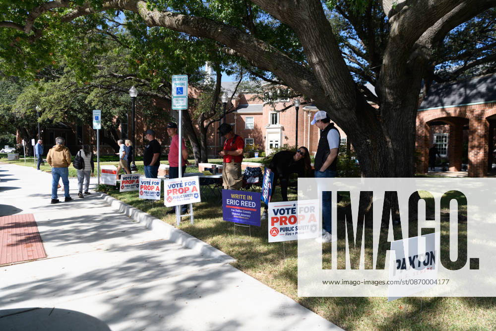 Early voting started in Dallas TX on Monday morning...University Park United Methodist Church..By 1130 am, nearly 700 people voted at this location. Dallas USA - ZUMAa183 20261019_znp_a183_014