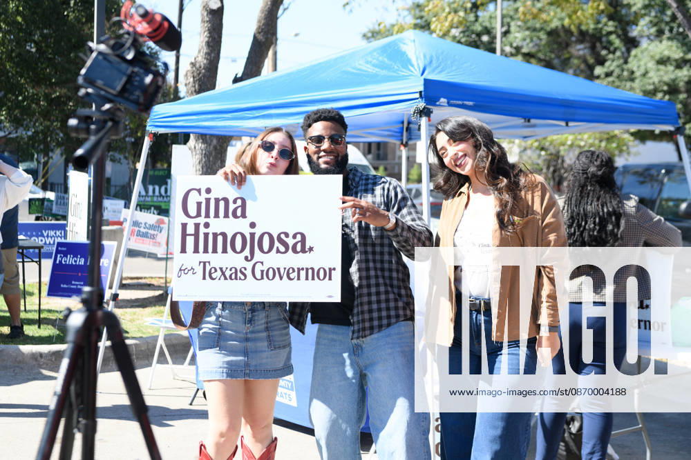 Early voting started in Dallas TX on Monday morning...Oak Lawn Branch Library..By Noon, nearly 1,000 people voted at this location. Dallas USA - ZUMAa183 20261019_znp_a183_017
