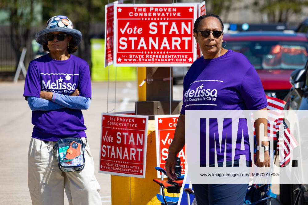 Women wait next to campaign advertising during the early voting period at the George Bush center in Houston, Texas, United States, 19 October 2026. Early voting begins in several key states in the United States !ACHTUNG: NUR REDAKTIONELLE NUTZUNG!