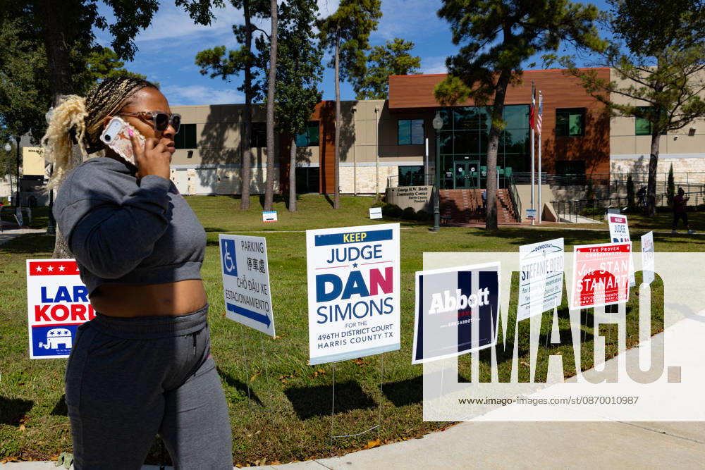 A woman walks past campaign advertising during the early voting period at the George Bush center in Houston, Texas, United States, 19 October 2026. Early voting begins in several key states in the United States !ACHTUNG: NUR REDAKTIONELLE NUTZUNG!
