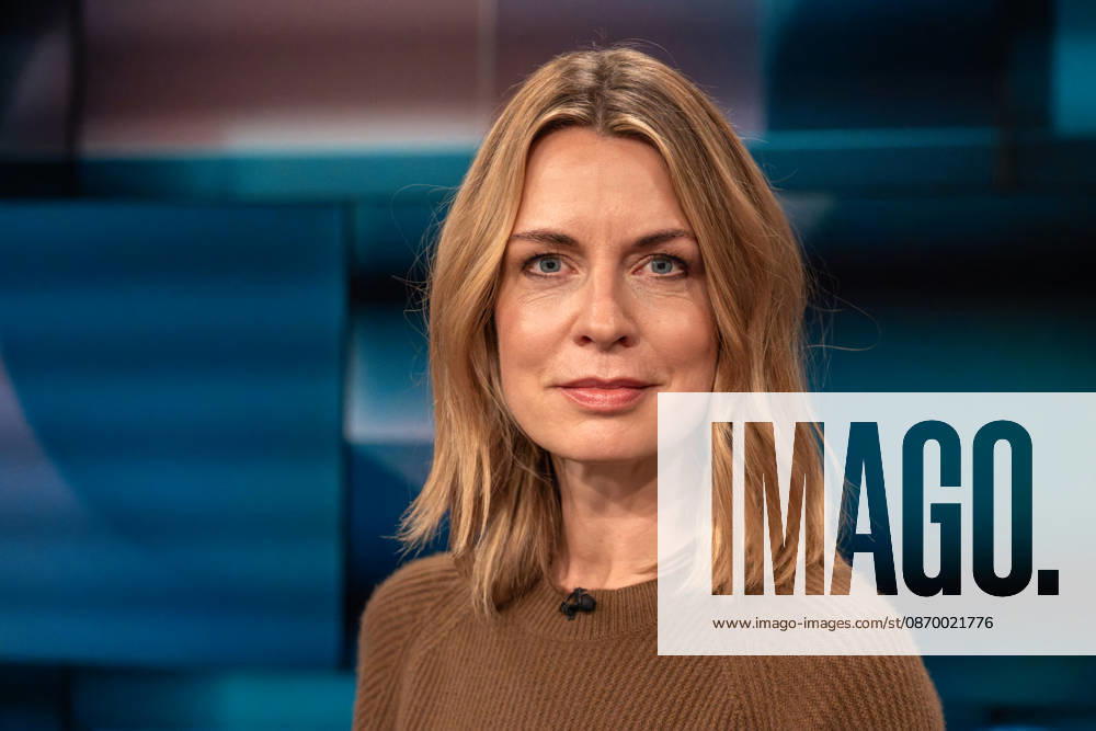 Hart aber Fair aus Köln am 19. Oktober 2026. Im Bild Jessy Wellmer. Die Tagesthemen-Moderatorin präsentiert die Doku Deutschland, deine Beamten: Zeit für Reformen?. Sie sind viele auch im internationalen Vergleich. Und ihre Privilegien kosten die Bürger eine Menge Geld. Die Gäste von Louis Klamroth diskutierten darüber, ob sich Deutschland noch Beamte leisten kann oder muss. An welcher Stelle ist das Beamtentum noch sinnvoll? Köln Nordrhein-Westfalen Deutschland