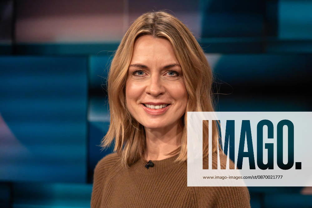 Hart aber Fair aus Köln am 19. Oktober 2026. Im Bild Jessy Wellmer. Die Tagesthemen-Moderatorin präsentiert die Doku Deutschland, deine Beamten: Zeit für Reformen?. Sie sind viele auch im internationalen Vergleich. Und ihre Privilegien kosten die Bürger eine Menge Geld. Die Gäste von Louis Klamroth diskutierten darüber, ob sich Deutschland noch Beamte leisten kann oder muss. An welcher Stelle ist das Beamtentum noch sinnvoll? Köln Nordrhein-Westfalen Deutschland