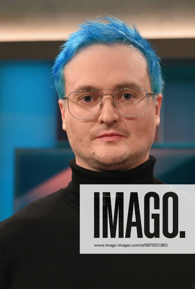 Lehrer Nicolas Schmelzer, verbeamteter Lehrer an einer Gesamtschule, als Herr Schmelzer auf TikTok bekannt , zu Gast in der ARD Talkshow Hart aber Fair mit dem Thema Lehrer, Polizisten, Verwaltung: Wozu brauchen wir noch Beamte?