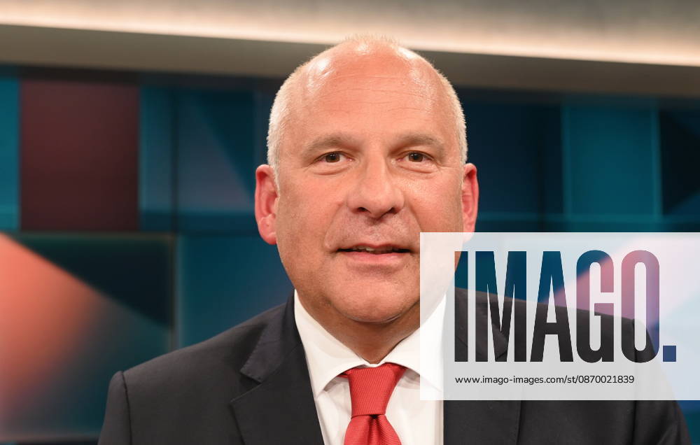 Politiker Roman Poseck, CDU, Hessischer Innenminister, zu Gast in der ARD Talkshow Hart aber Fair mit dem Thema Lehrer, Polizisten, Verwaltung: Wozu brauchen wir noch Beamte?