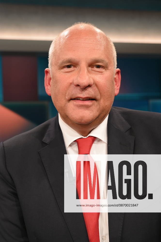 Politiker Roman Poseck, CDU, Hessischer Innenminister, zu Gast in der ARD Talkshow Hart aber Fair mit dem Thema Lehrer, Polizisten, Verwaltung: Wozu brauchen wir noch Beamte?