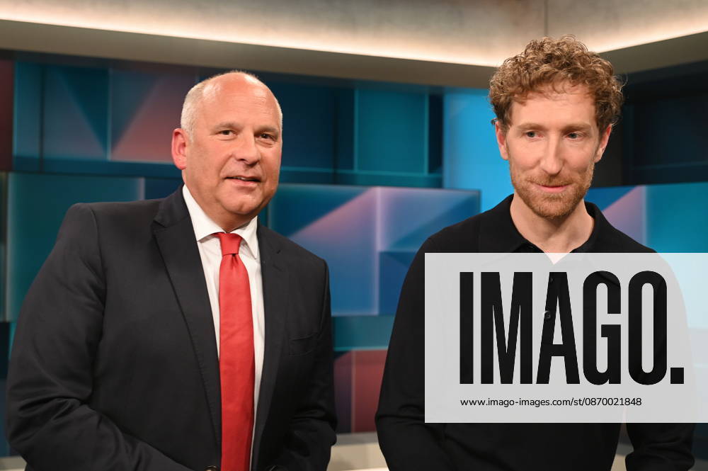 Politiker, Hessischer Innenminister Roman Poseck, CDU, , l-r, und Moderator Louis Klamroth zu Gast in der ARD Talkshow Hart aber Fair mit dem Thema Lehrer, Polizisten, Verwaltung: Wozu brauchen wir noch Beamte?