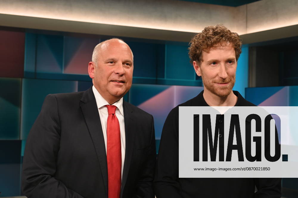 Politiker, Hessischer Innenminister Roman Poseck, CDU, , l-r, und Moderator Louis Klamroth zu Gast in der ARD Talkshow Hart aber Fair mit dem Thema Lehrer, Polizisten, Verwaltung: Wozu brauchen wir noch Beamte?