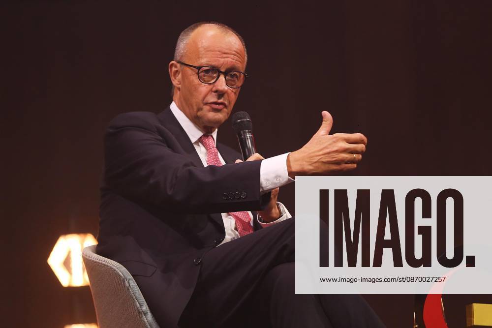 Berlin, Deutschland, 19.10.2026: Kraftwerk Berlin: Invest in Germany Summit: Bundeskanzler Friedrich Merz (CDU) hält eine Rede