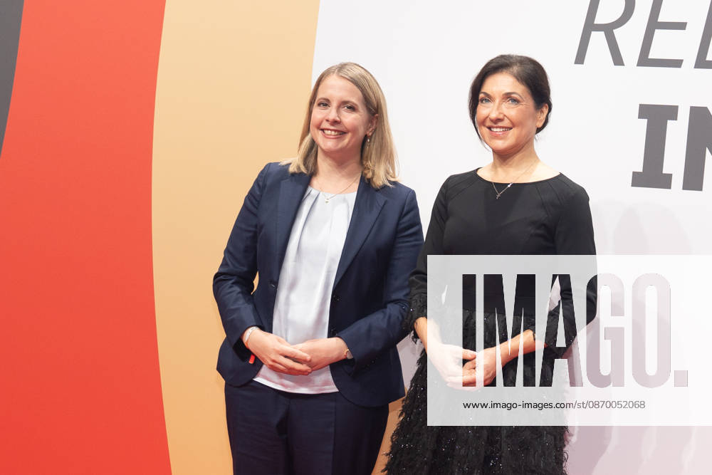 Bundesbauministerin Verena Hubertz (SPD) mit Katherina Reiche, Bundesministerin für Wirtschaft und Energie (CDU) - von links;Invest in Germany Summit 2026 - Red Carpet for Investments - Event Location Kraftwerk Berlin, Berlin Berlin Deutschland Kraftwerk Event Location