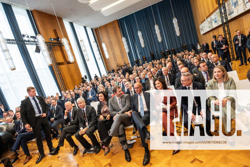 NN, Steffen Bilger, Dorothee Bär, Lars Klingbeil, Friedrich Merz, Katherina Reiche, Karsten Wildberger, Verena Hubertz (1. Reihe von links) - im ehemaligen Staatsratsgebäude der DDR wirbt die Bundesregierung um internationale Investionen;Invest in Germany Summit 2026 in der ESMT - European School of Management and Technology Berlin, Berlin Berlin Deutschland ESMT Berlin