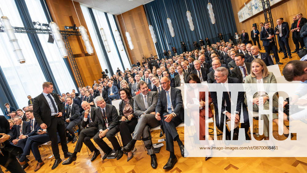 NN, Steffen Bilger, Dorothee Bär, Lars Klingbeil, Friedrich Merz, Katherina Reiche, Karsten Wildberger, Verena Hubertz (1. Reihe von links) - im ehemaligen Staatsratsgebäude der DDR wirbt die Bundesregierung um internationale Investionen;Invest in Germany Summit 2026 in der ESMT - European School of Management and Technology Berlin, Berlin Berlin Deutschland ESMT Berlin