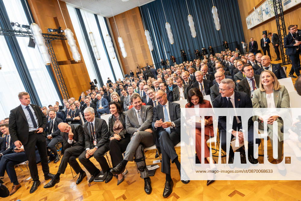 NN, Steffen Bilger, Dorothee Bär, Lars Klingbeil, Friedrich Merz, Katherina Reiche, Karsten Wildberger, Verena Hubertz (1. Reihe von links) - im ehemaligen Staatsratsgebäude der DDR wirbt die Bundesregierung um internationale Investionen;Invest in Germany Summit 2026 in der ESMT - European School of Management and Technology Berlin, Berlin Berlin Deutschland ESMT Berlin