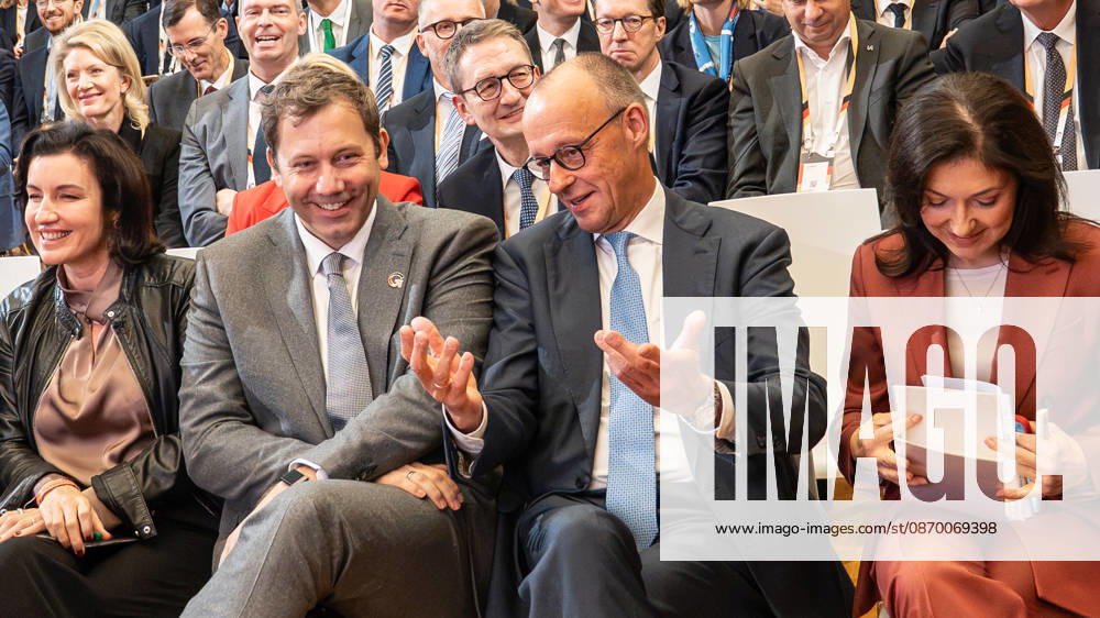 Dorothee Bär, Lars Klingbeil, Friedrich Merz, Katherina Reiche (1. Reihe von links) - im ehemaligen Staatsratsgebäude der DDR wirbt die Bundesregierung um internationale Investionen;Invest in Germany Summit 2026 in der ESMT - European School of Management and Technology Berlin, Berlin Berlin Deutschland ESMT Berlin