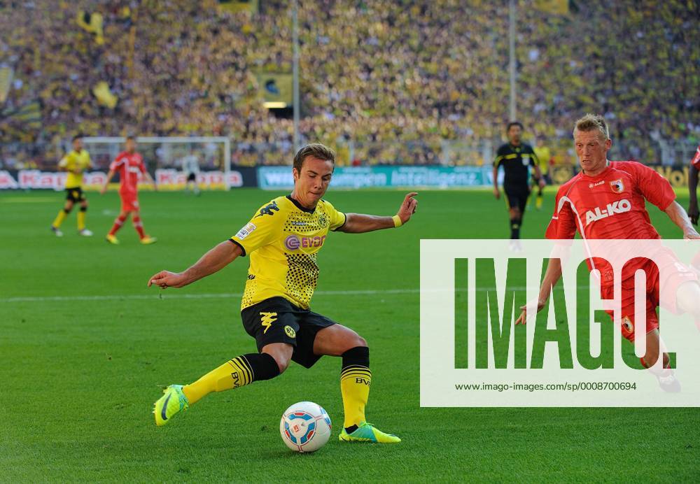 Fussball Bundesliga Saison 2011 2012 8. Spieltag Borussia Dortmund - FC Augsburg V.l.: Mario GOETZE (BVB), Axel BELLINGHAUSEN (Augsburg). motivio1