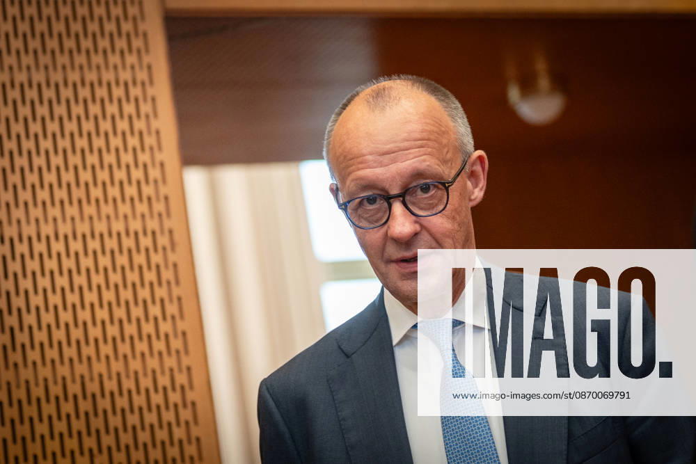 Bundeskanzler Friedrich Merz bei seiner Ankunft im Veranstaltungssaal im ehemaligen Staatsratsgebäude der DDR;Invest in Germany Summit 2026 in der ESMT - European School of Management and Technology Berlin, Berlin Berlin Deutschland ESMT Berlin