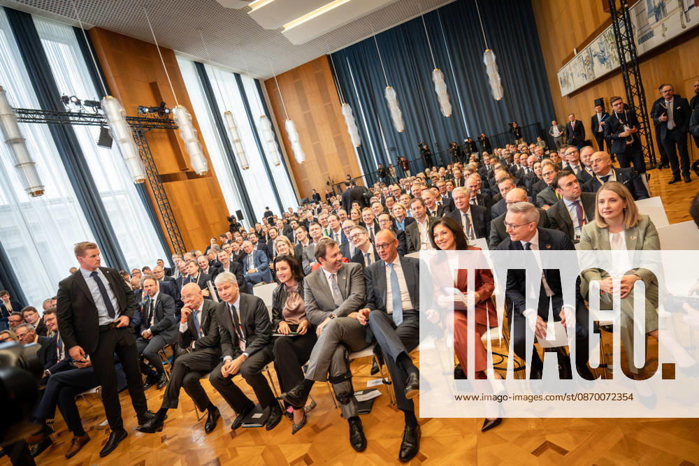 Martin Blessing, Steffen Bilger, Dorothee Bär, Lars Klingbeil, Friedrich Merz, Katherina Reiche, Karsten Wildberger, Verena Hubertz (1. Reihe von links) - im ehemaligen Staatsratsgebäude der DDR wirbt die Bundesregierung um internationale Investionen;Invest in Germany Summit 2026 in der ESMT - European School of Management and Technology Berlin, Berlin Berlin Deutschland ESMT Berlin