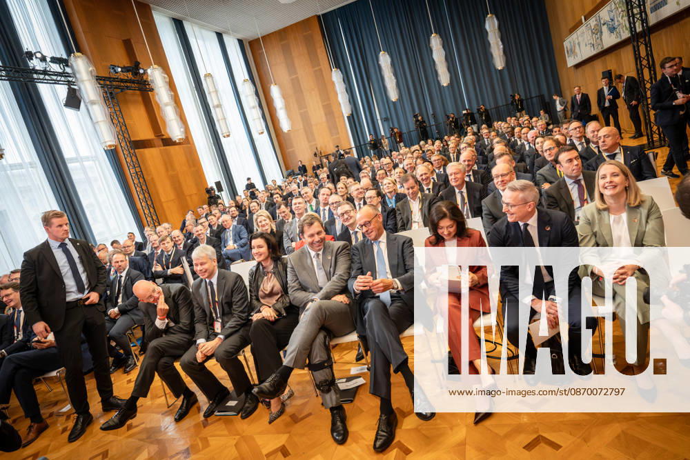 Martin Blessing, Steffen Bilger, Dorothee Bär, Lars Klingbeil, Friedrich Merz, Katherina Reiche, Karsten Wildberger, Verena Hubertz (1. Reihe von links) - im ehemaligen Staatsratsgebäude der DDR wirbt die Bundesregierung um internationale Investionen;Invest in Germany Summit 2026 in der ESMT - European School of Management and Technology Berlin, Berlin Berlin Deutschland ESMT Berlin