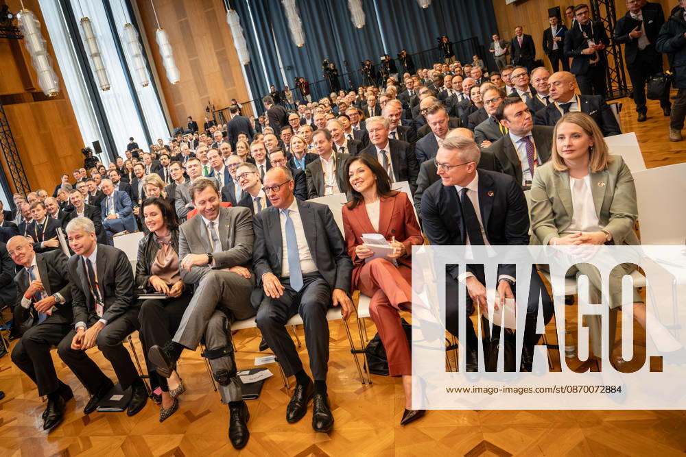 Martin Blessing, Steffen Bilger, Dorothee Bär, Lars Klingbeil, Friedrich Merz, Katherina Reiche, Karsten Wildberger, Verena Hubertz (1. Reihe von links) - im ehemaligen Staatsratsgebäude der DDR wirbt die Bundesregierung um internationale Investionen;Invest in Germany Summit 2026 in der ESMT - European School of Management and Technology Berlin, Berlin Berlin Deutschland ESMT Berlin