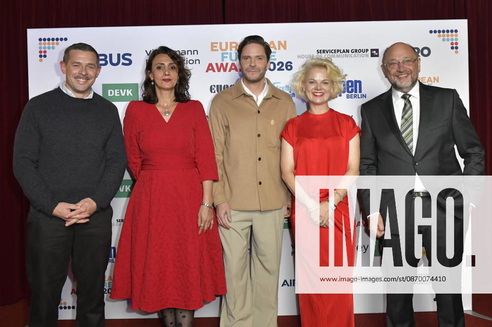 Klaas Heufer-Umlauf, Meral Simsek, Daniel Brühl, Anna Zeiter und Martin Schulz bei der Verleihung des European Future Award 2026 im Tipi am Kanzleramt. Berlin