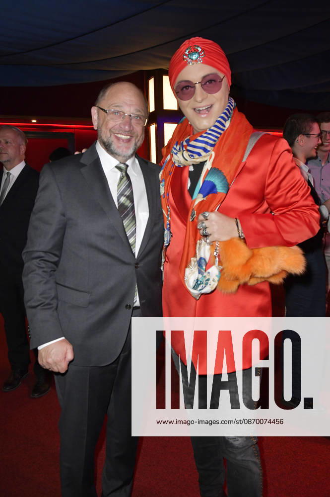 Martin Schulz und Julian F.M. Stoeckel bei der Verleihung des European Future Award 2026 im Tipi am Kanzleramt. Berlin
