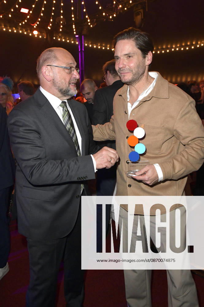 Martin Schulz und Daniel Brühl bei der Verleihung des European Future Award 2026 im Tipi am Kanzleramt. Berlin