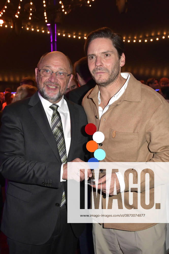 Martin Schulz und Daniel Brühl bei der Verleihung des European Future Award 2026 im Tipi am Kanzleramt. Berlin