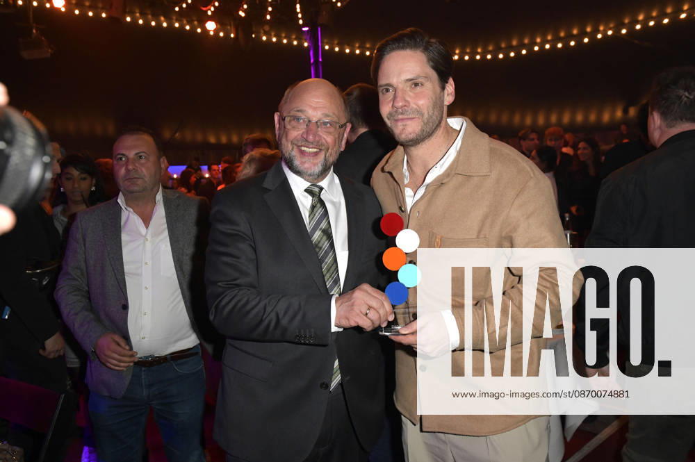 Martin Schulz und Daniel Brühl bei der Verleihung des European Future Award 2026 im Tipi am Kanzleramt. Berlin